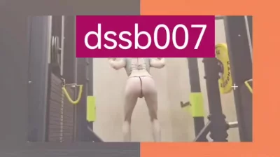 健身结束后，商场扭臀